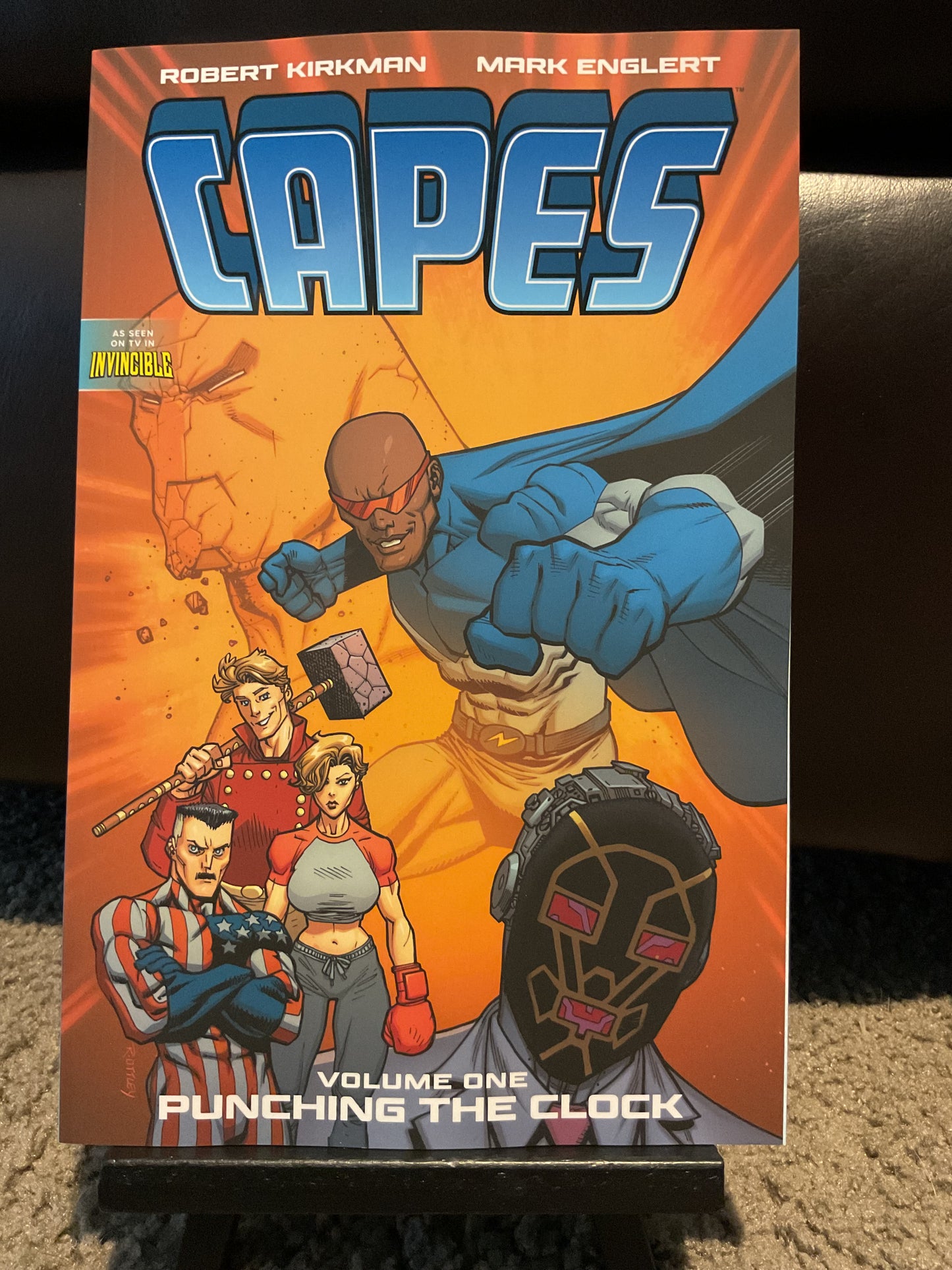 INVINCIBLE UNIVERSE CAPES TP VOL 01